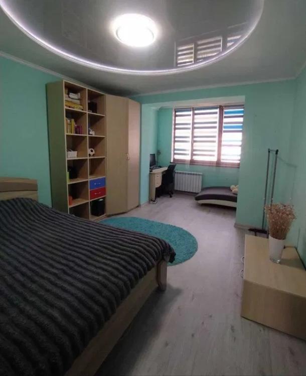 Квартира, 3-кімн., Харьков, Песочин, Квартальная