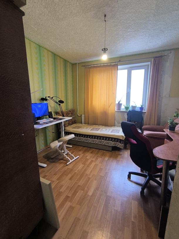 Квартира, 4-кімн., Харьков, Рогань жилмассив, Луи Пастера