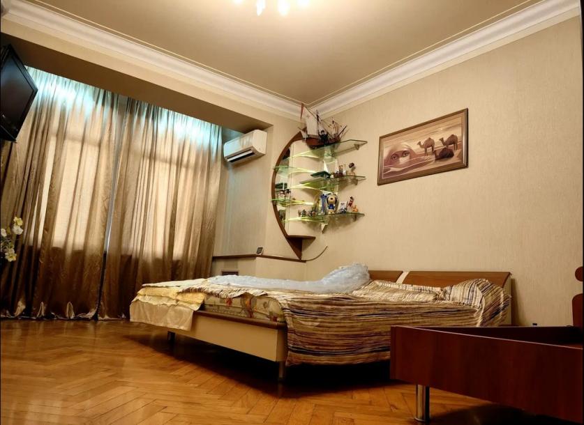 Квартира, 3-кімн., Харьков, Нагорный, Конституции пл.