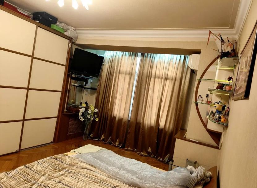 Квартира, 3-кімн., Харьков, Нагорный, Конституции пл.