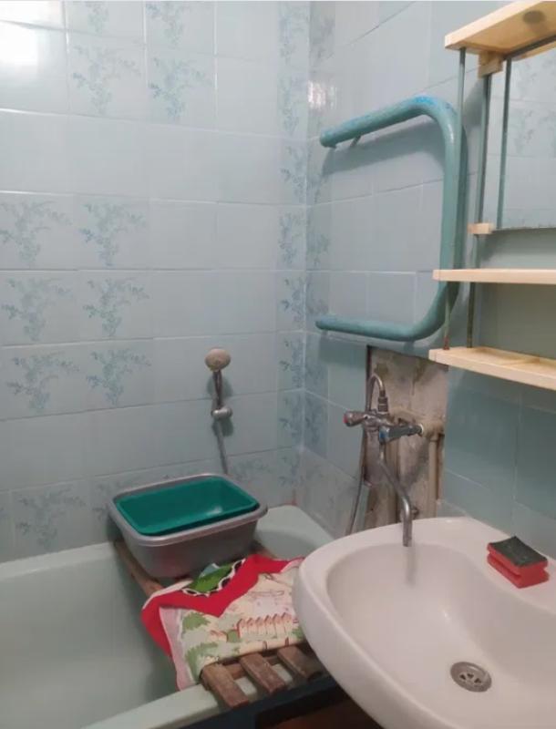 Квартира, 3-кімн., Харьков, Рогань жилмассив, Зубарева