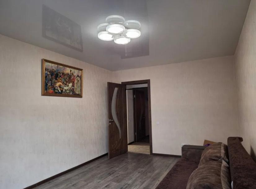 Квартира, 3-кімн., Харьков, Песочин