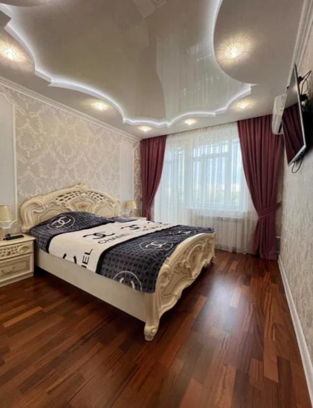 Квартира, 3-кімн., Харьков, 524м/р, Непокоренных (Героев Труда)