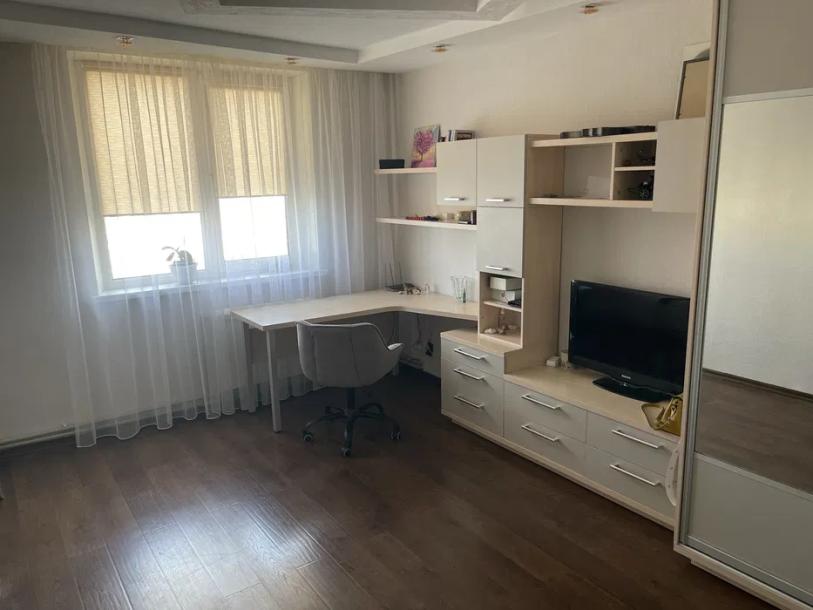 Квартира, 3-кімн., Харьков, Песочин, Комарова