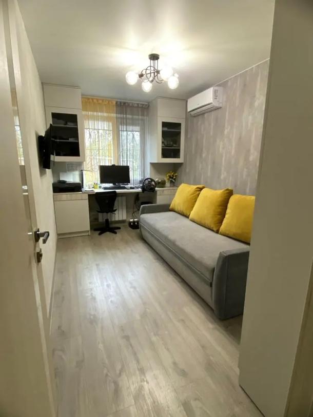 Квартира, 3-кімн., Харьков, 606м/р, Непокоренных (Героев Труда)