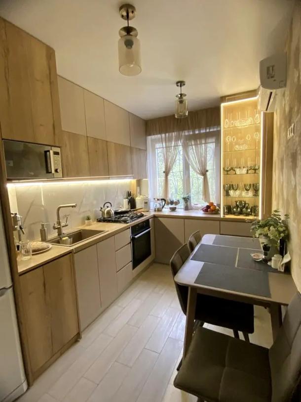 Квартира, 3-кімн., Харьков, 606м/р, Непокоренных (Героев Труда)