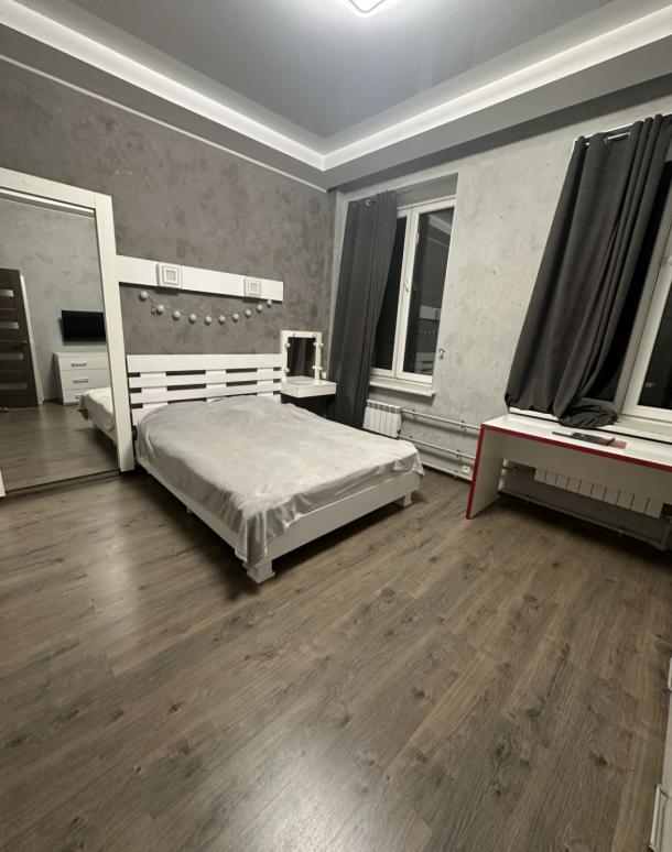 Квартира, 3-кімн., Харьков, Госпром, Независимости пр. (Правды пр.)