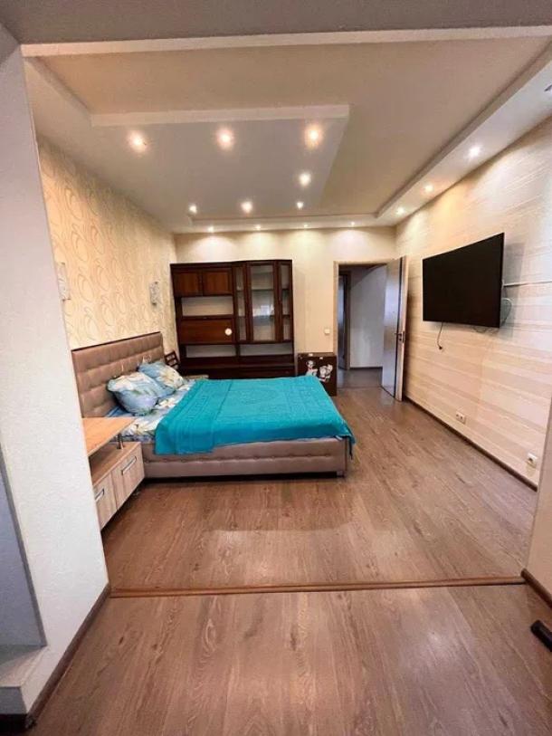 Квартира, 3-кімн., Харьков, Песочин, Квартальная