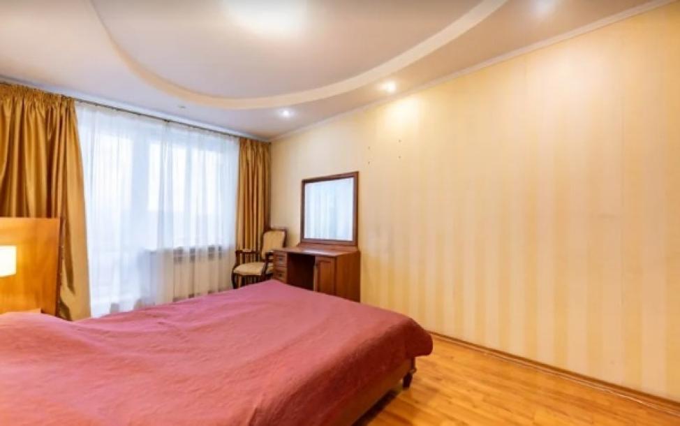 Квартира, 3-кімн., Харьков, 522м/р, Непокоренных (Героев Труда)