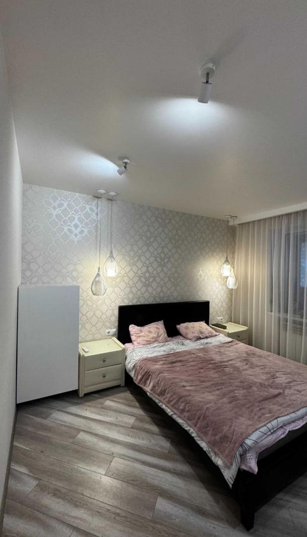 Квартира, 3-кімн., Чугуев, Чугуевский район