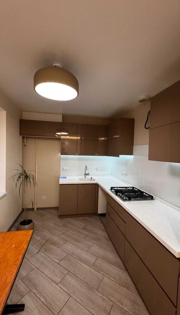 Квартира, 3-кімн., Чугуев, Чугуевский район