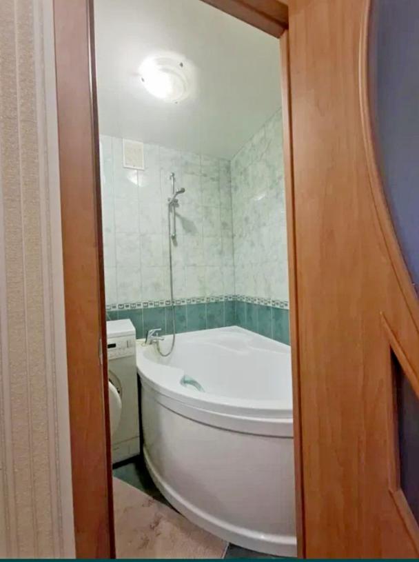 Квартира, 3-кімн., Харьков, Песочин, Молодежная