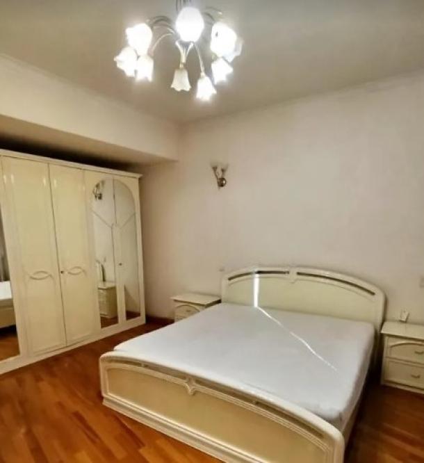 Квартира, 3-кімн., Харьков, Защитников Украины метро, Спартака