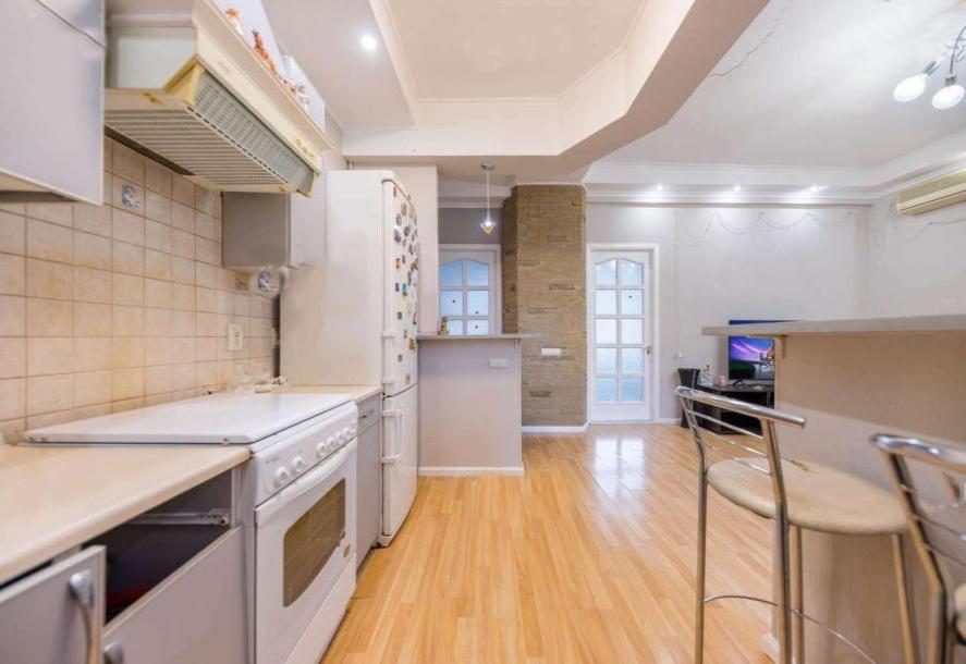 Квартира, 3-кімн., Харьков, Госпром, Культуры (Калинина, Свердлова, Советская Советский 3 пер.)