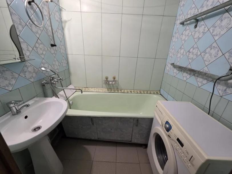 Квартира, 2-кімн., Харьков, Рогань жилмассив, Луи Пастера