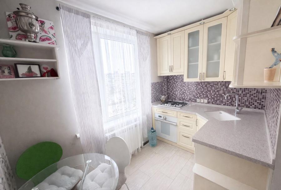 Квартира, 3-кімн., Харьков, 606м/р, Непокоренных (Героев Труда)