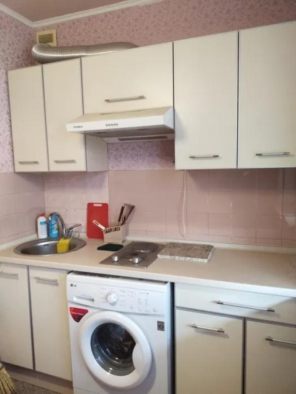 Квартира, 3-кімн., Харьков, Рогань жилмассив, Зубарева