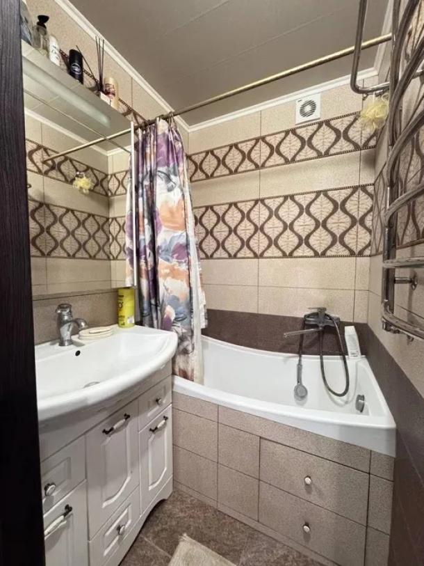 Квартира, 4-кімн., Харьков, 626м/р, Амосова