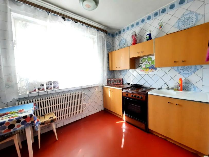 Квартира, 3-кімн., Харьков, Рогань жилмассив, Луи Пастера