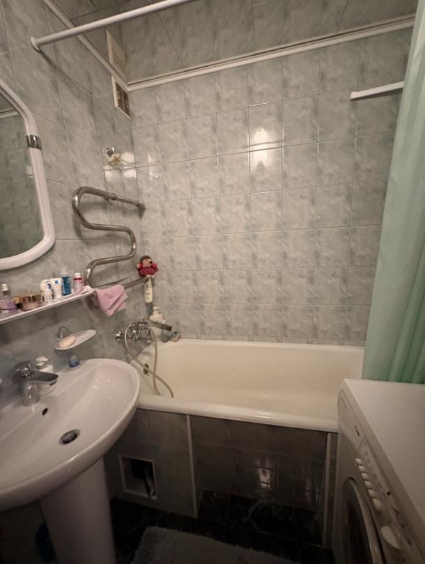 Квартира, 3-кімн., Харьков, Песочин, Молодежная