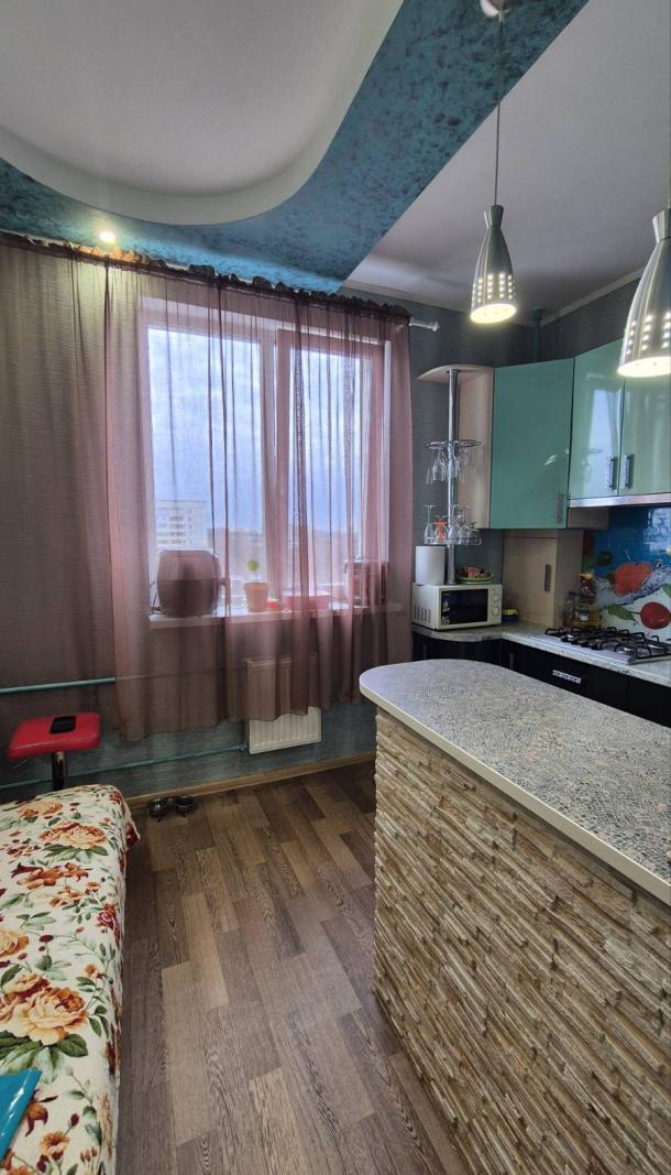 Квартира, 2-кімн., Харьков, Рогань жилмассив, Зубарева