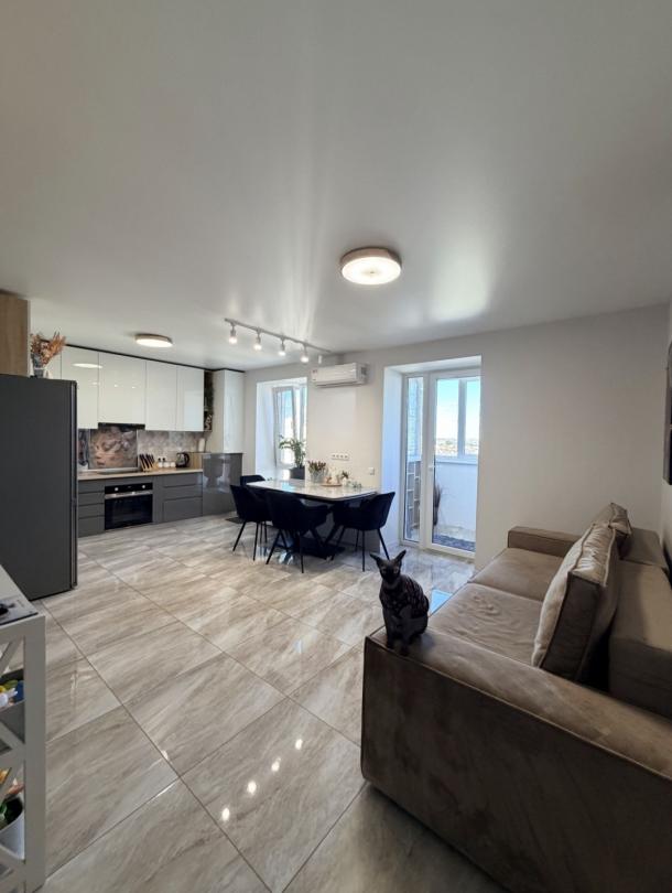 Квартира, 3-кімн., Харьков, Песочин, Комарова