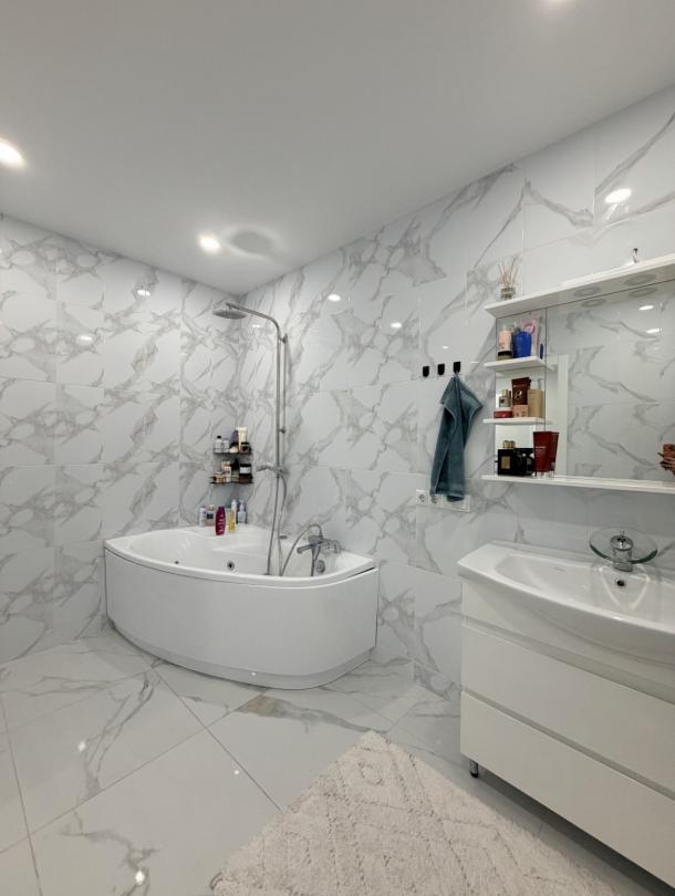 Квартира, 3-кімн., Харьков, Песочин, Комарова