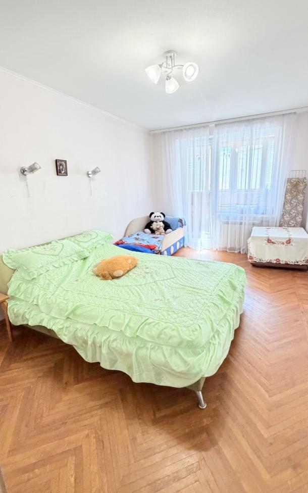 Квартира, 3-кімн., Харьков, 608м/р, Непокоренных (Героев Труда)