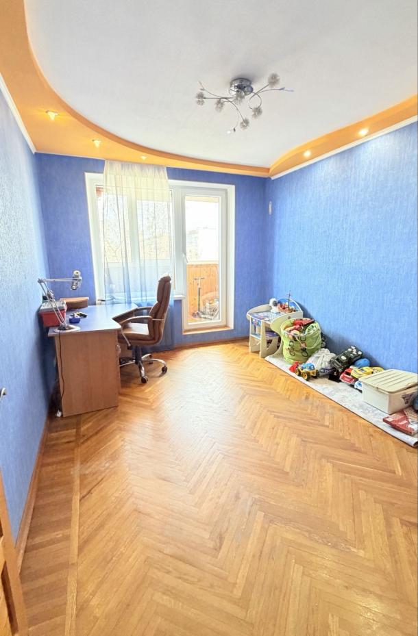 Квартира, 3-кімн., Харьков, 608м/р, Непокоренных (Героев Труда)