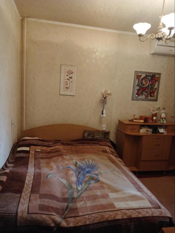 Квартира, 3-кімн., Харьков, ХТЗ, Александровский пр.