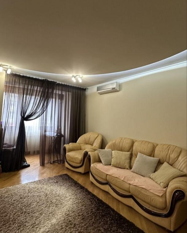 Квартира, 3-кімн., Харьков, Павлово Поле, Александра Олеся (Есенина)