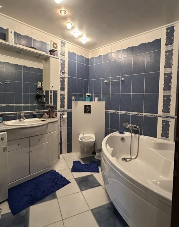 Квартира, 3-кімн., Харьков, Павлово Поле, Александра Олеся (Есенина)