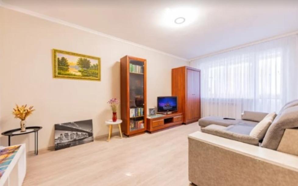 Квартира, 3-кімн., Харьков, 606м/р, Светлая