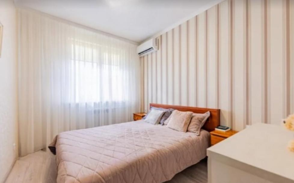 Квартира, 3-кімн., Харьков, 606м/р, Светлая