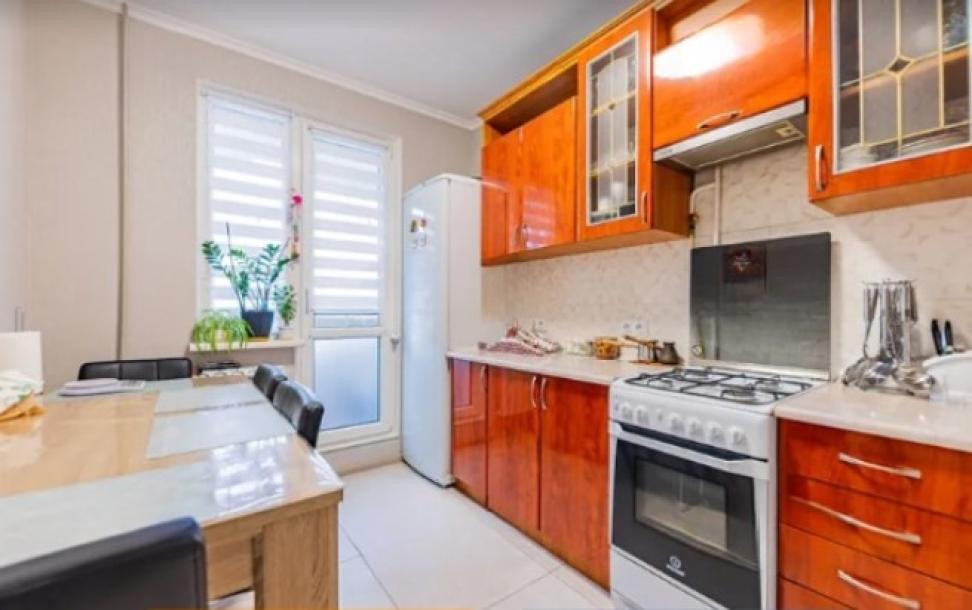 Квартира, 3-кімн., Харьков, 606м/р, Светлая