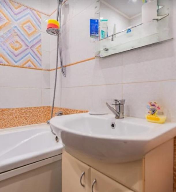 Квартира, 3-кімн., Харьков, 606м/р, Светлая