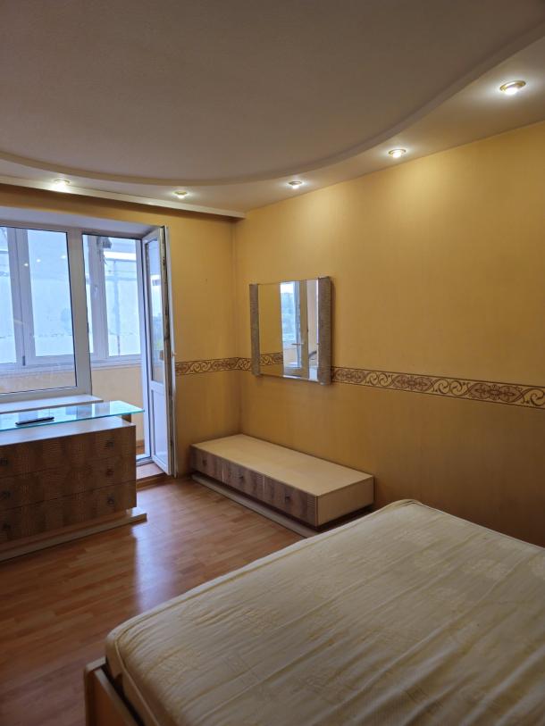 Квартира, 3-кімн., Харьков, 607м/р, Непокоренных (Героев Труда)