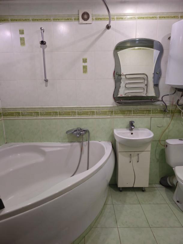 Квартира, 3-кімн., Харьков, 607м/р, Непокоренных (Героев Труда)