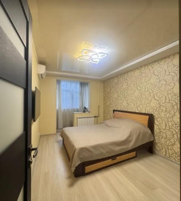 Квартира, 3-кімн., Харьков, 608м/р, Непокоренных (Героев Труда)