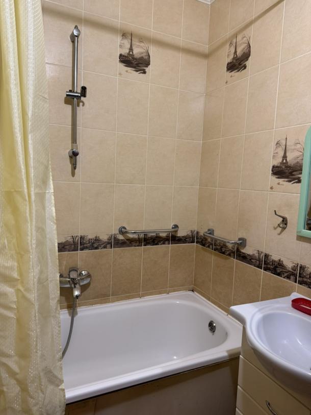 Квартира, 2-кімн., Харьков, Рогань жилмассив, Луи Пастера