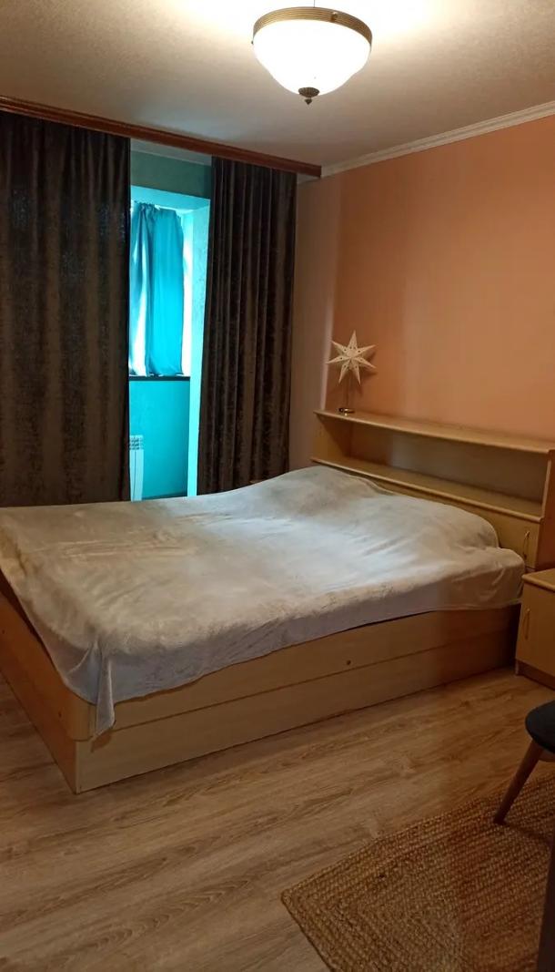 Квартира, 3-кімн., Харьков, 606м/р, Непокоренных (Героев Труда)