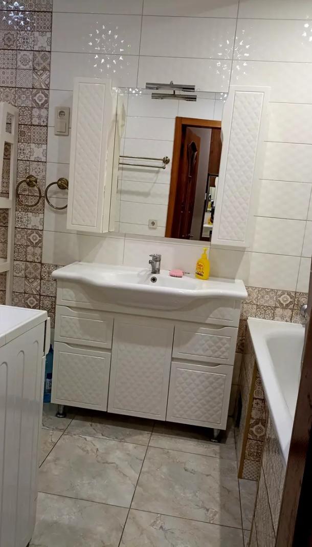 Квартира, 3-кімн., Харьков, 606м/р, Непокоренных (Героев Труда)