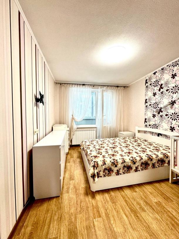 Квартира, 3-кімн., Харьков, 533м/р, Тракторостроителей просп.