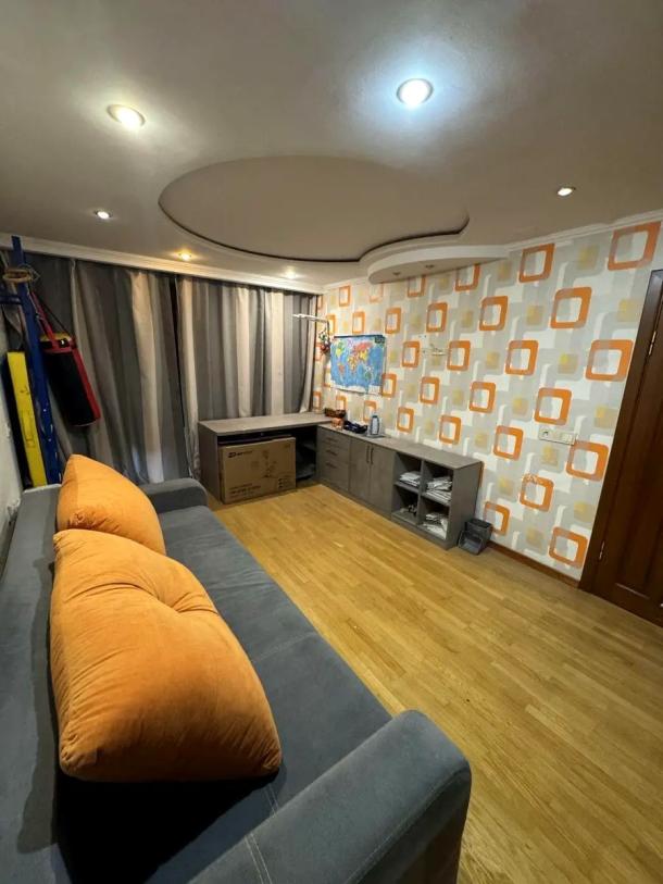 Квартира, 4-кімн., Харьков, 522м/р, Непокоренных (Героев Труда)