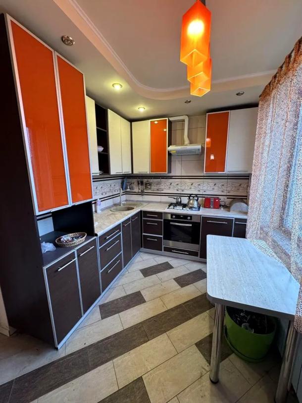 Квартира, 4-кімн., Харьков, 522м/р, Непокоренных (Героев Труда)