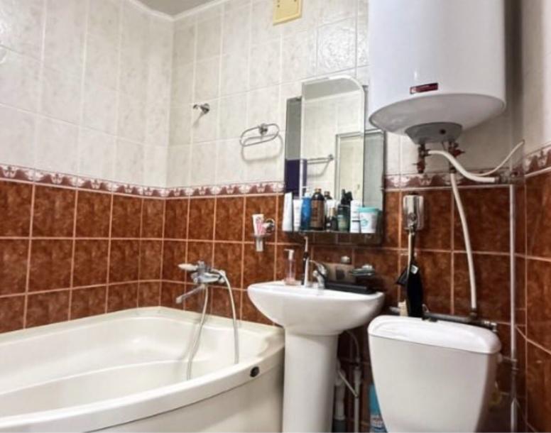 Квартира, 3-кімн., Харьков, 608м/р, Непокоренных (Героев Труда)