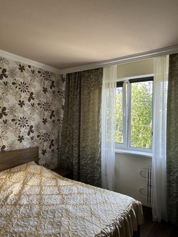 Квартира, 3-кімн., Харьков, 522м/р, Непокоренных (Героев Труда)