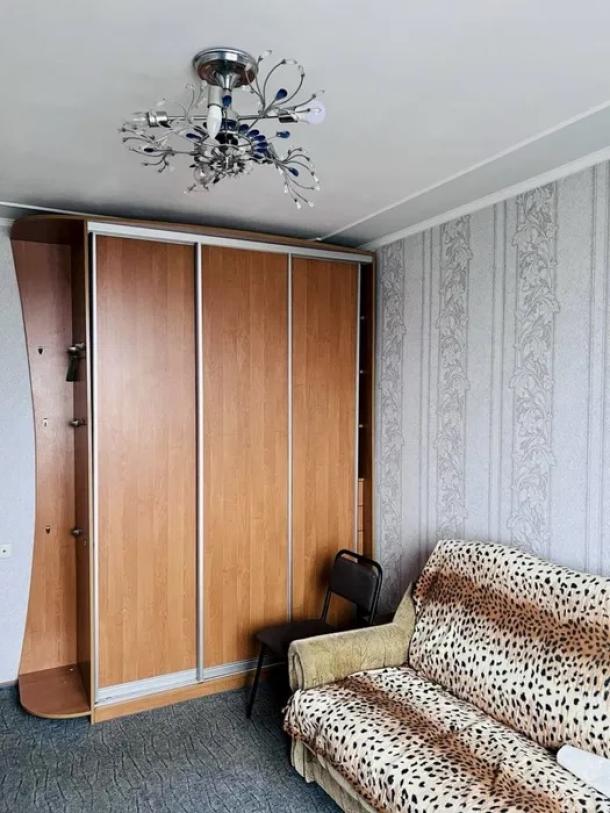 Квартира, 3-кімн., Харьков, Рогань жилмассив, Луи Пастера