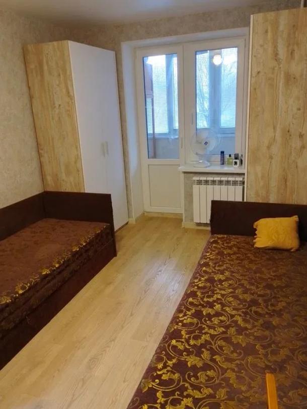 Квартира, 3-кімн., Харьков, Пятихатки