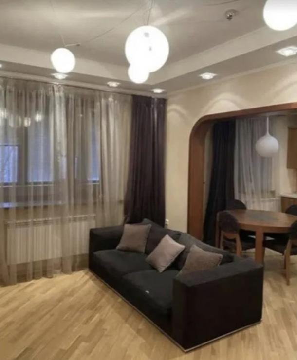 Квартира, 3-кімн., Харьков, Центр, Конституции пл.